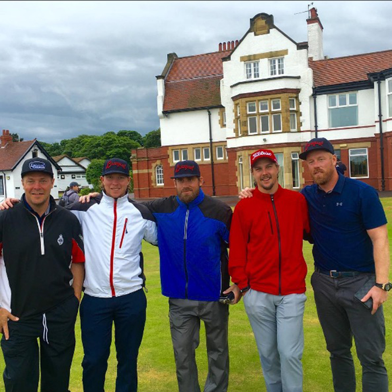 Golf är ett av Erik Karlssons intressen. Här tillsammans med Markus Matthiasson, Nicklas Bäckström, Henrik Zetterberg och Johan Franzén. 